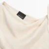 Asymmetrisk topp med knutedetaljer Asymmetrisk topp med knutedetaljer