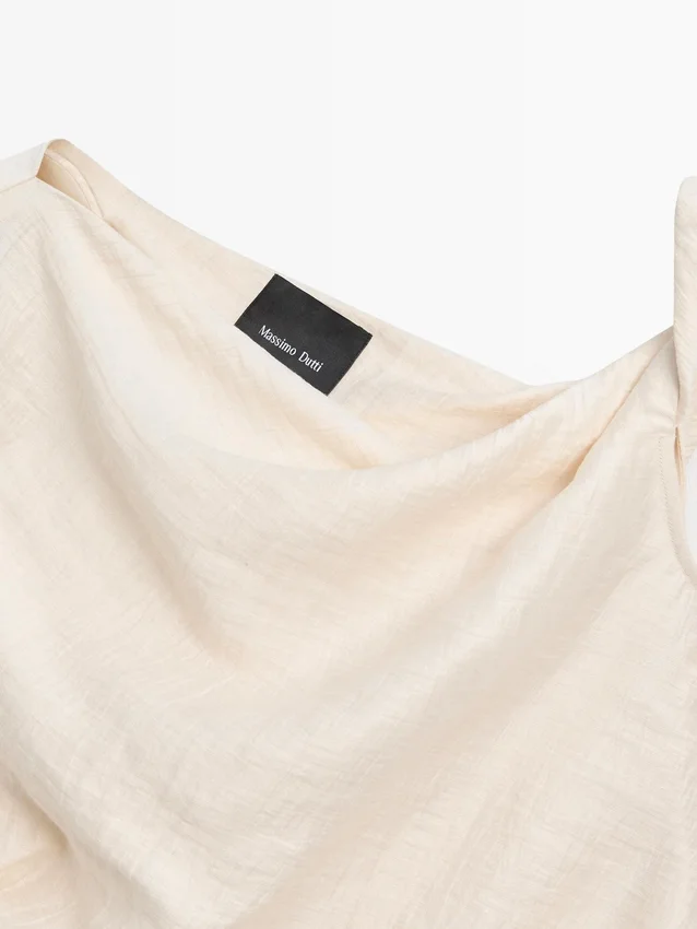 Asymmetrisk topp med knutedetaljer Asymmetrisk topp med knutedetaljer