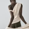 Asymmetrisk topp med knutedetaljer Asymmetrisk topp med knutedetaljer