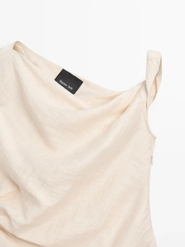 Asymmetrisk topp med knutedetaljer Asymmetrisk topp med knutedetaljer