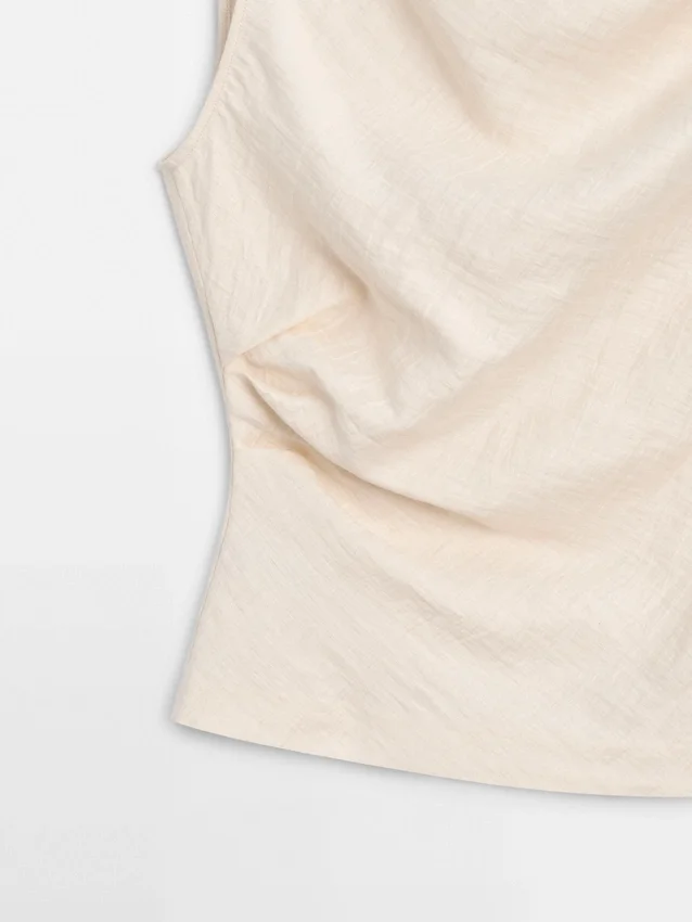 Asymmetrisk topp med knutedetaljer Asymmetrisk topp med knutedetaljer
