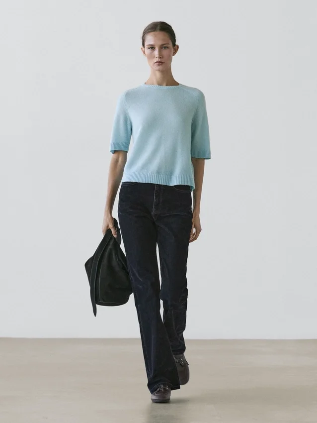 Boot-cut-jeans med høy midje og flokket overflate Boot-cut-jeans med høy midje og flokket overflate
