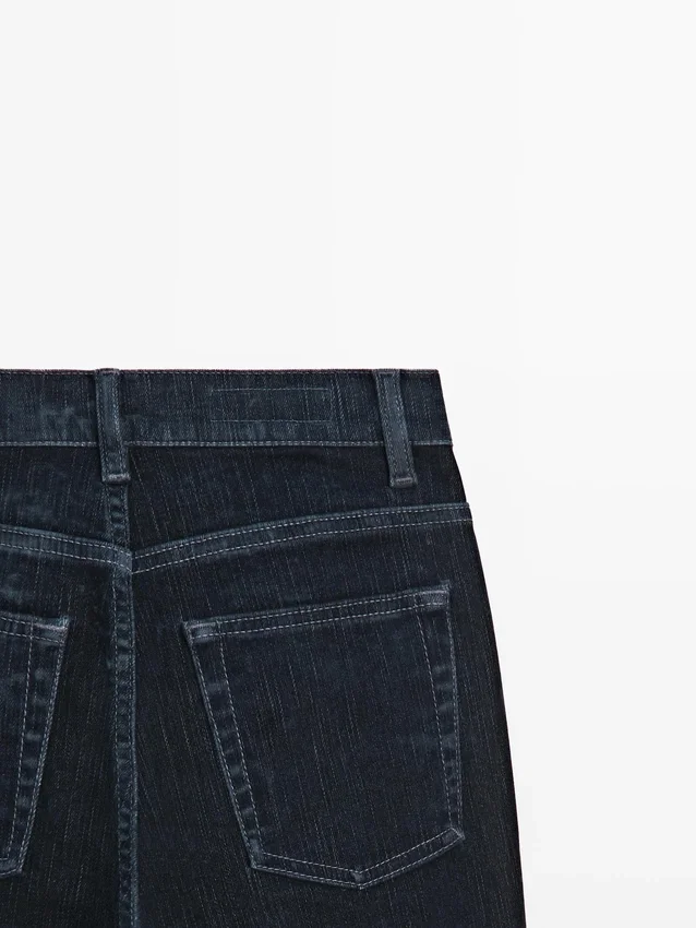 Boot-cut-jeans med høy midje og flokket overflate Boot-cut-jeans med høy midje og flokket overflate