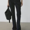 Boot-cut-jeans med høy midje og flokket overflate Boot-cut-jeans med høy midje og flokket overflate