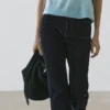 Boot-cut-jeans med høy midje og flokket overflate Boot-cut-jeans med høy midje og flokket overflate