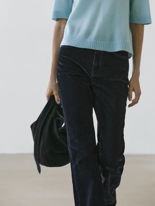 Boot-cut-jeans med høy midje og flokket overflate Boot-cut-jeans med høy midje og flokket overflate