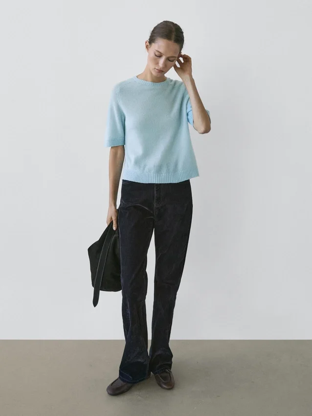 Boot-cut-jeans med høy midje og flokket overflate Boot-cut-jeans med høy midje og flokket overflate