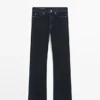 Boot-cut-jeans med høy midje og flokket overflate Boot-cut-jeans med høy midje og flokket overflate