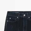 Boot-cut-jeans med høy midje og flokket overflate Boot-cut-jeans med høy midje og flokket overflate