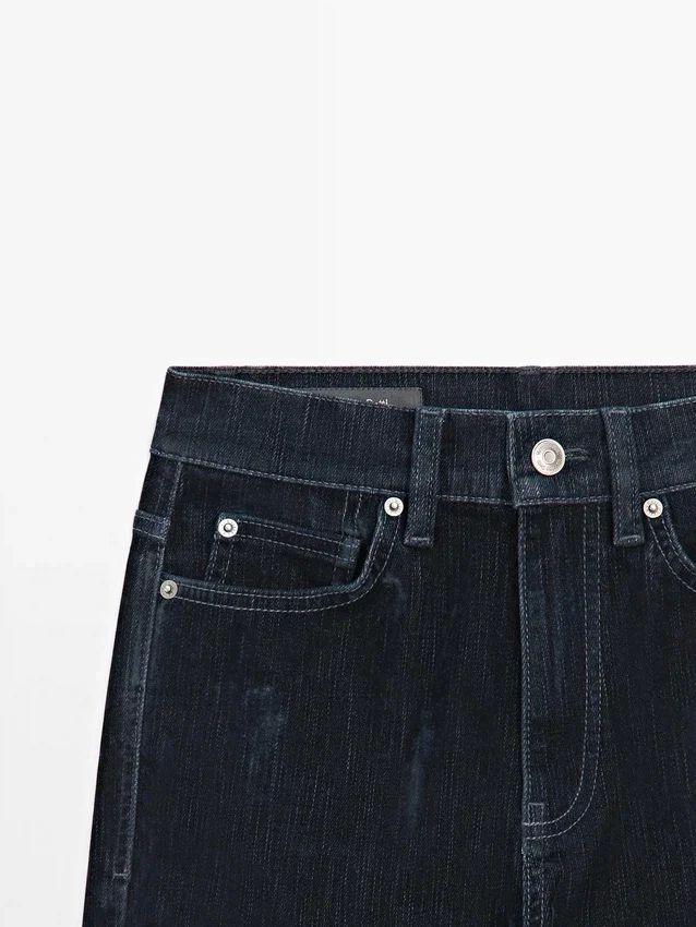 Boot-cut-jeans med høy midje og flokket overflate Boot-cut-jeans med høy midje og flokket overflate