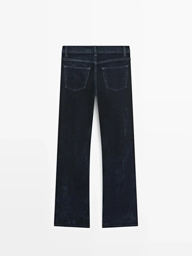 Boot-cut-jeans med høy midje og flokket overflate Boot-cut-jeans med høy midje og flokket overflate