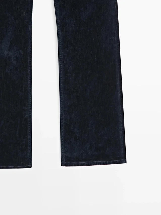 Boot-cut-jeans med høy midje og flokket overflate Boot-cut-jeans med høy midje og flokket overflate