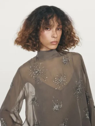 Broderte, halvtransparente bluse