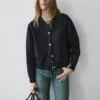 Cardigan i bomull med gullknapper Cardigan i bomull med gullknapper