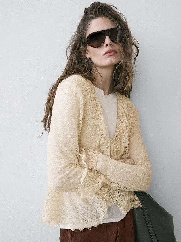 Cardigan i linblanding med volangdetaljer Cardigan i linblanding med volangdetaljer