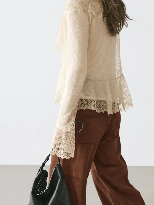 Cardigan i linblanding med volangdetaljer Cardigan i linblanding med volangdetaljer