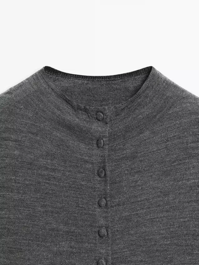 Cardigan med mock-turtleneck og dekket knapper Cardigan med mock-turtleneck og dekket knapper