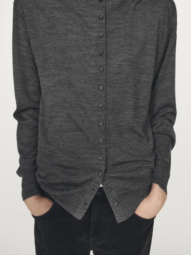 Cardigan med mock-turtleneck og dekket knapper Cardigan med mock-turtleneck og dekket knapper