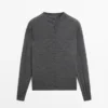 Cardigan med mock-turtleneck og dekket knapper Cardigan med mock-turtleneck og dekket knapper