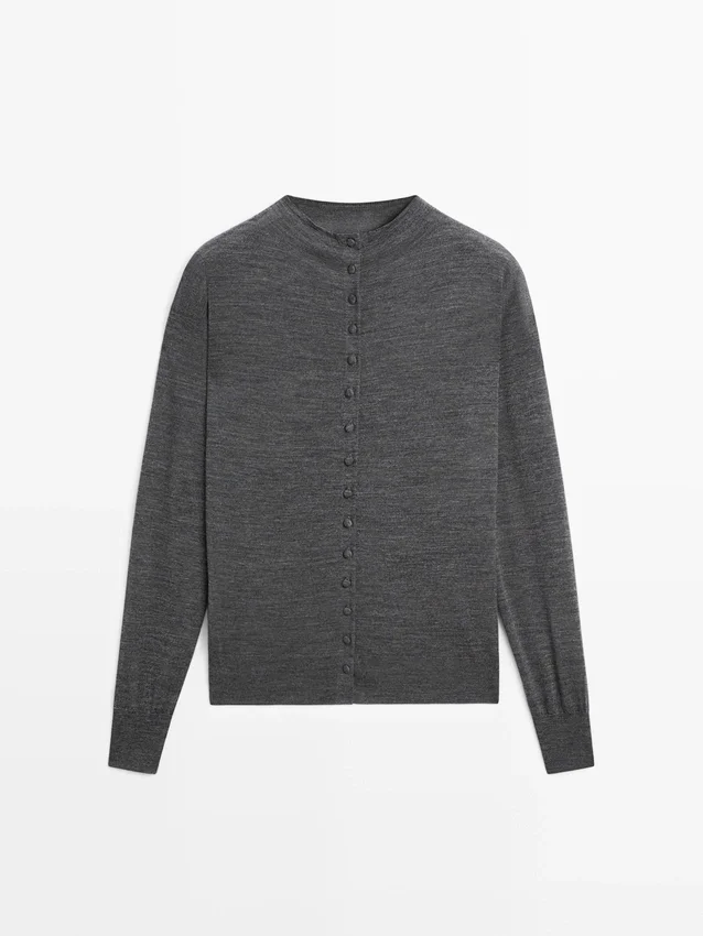 Cardigan med mock-turtleneck og dekket knapper Cardigan med mock-turtleneck og dekket knapper