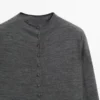 Cardigan med mock-turtleneck og dekket knapper Cardigan med mock-turtleneck og dekket knapper
