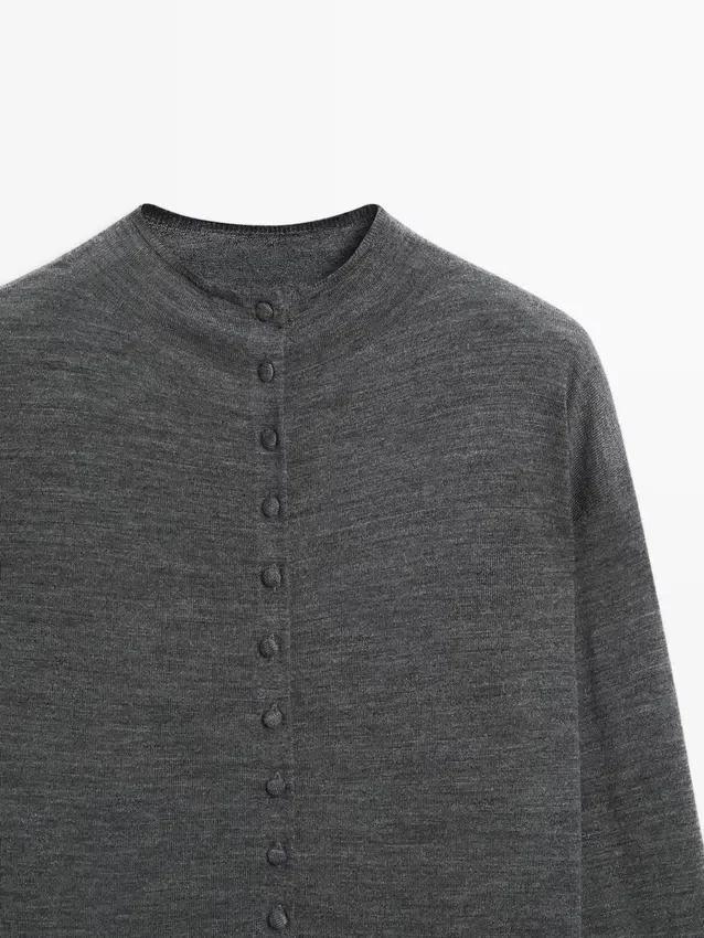 Cardigan med mock-turtleneck og dekket knapper Cardigan med mock-turtleneck og dekket knapper