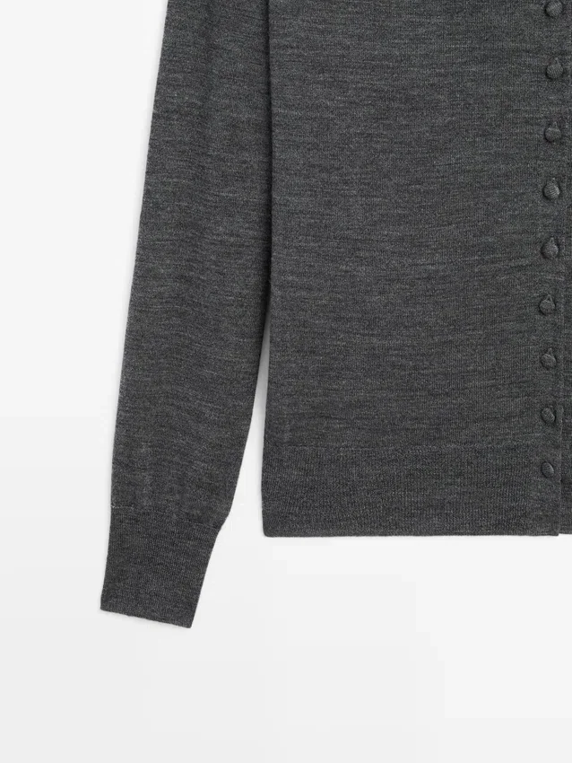 Cardigan med mock-turtleneck og dekket knapper Cardigan med mock-turtleneck og dekket knapper