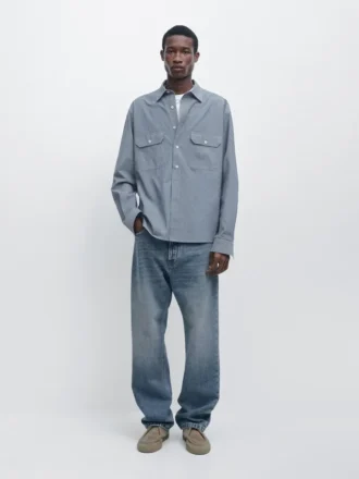 Denimskjorte med normal passform og lommedetaljer