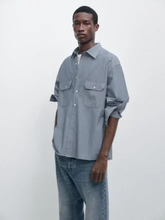 Denimskjorte med normal passform og lommedetaljer