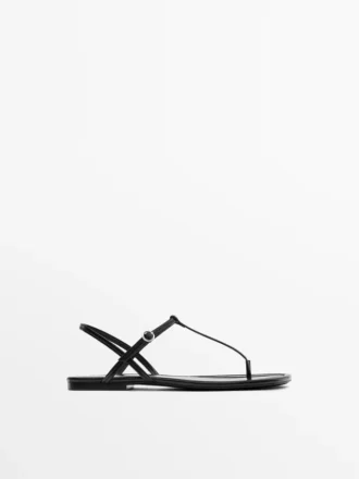 Flate sandaler med stropper og tåskille