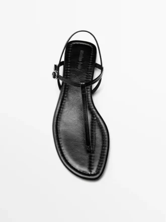 Flate sandaler med stropper og tåskille