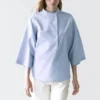 Flytende bluse med knappet krage