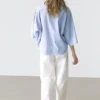 Flytende bluse med knappet krage
