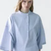 Flytende bluse med knappet krage