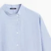 Flytende bluse med knappet krage