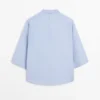 Flytende bluse med knappet krage