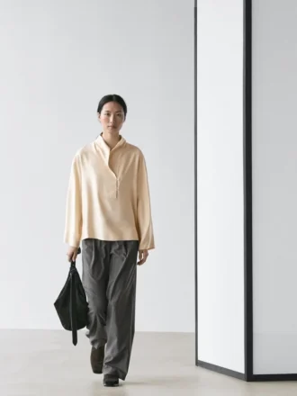 Flytende bluse med smekke-detalj