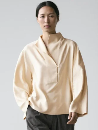 Flytende bluse med smekke-detalj