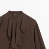 Flytende bluse med volanger