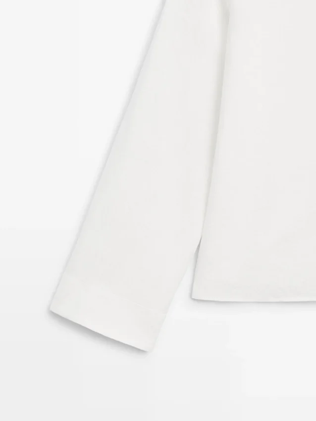 Flytende skjorte med detalj på brystet Flytende skjorte med detalj på brystet