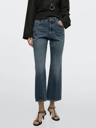 Jeans med middels høy midje og kort, utvidet passform