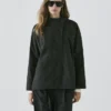 Kort, vattert parkas med kragedetaljer Kort, vattert parkas med kragedetaljer