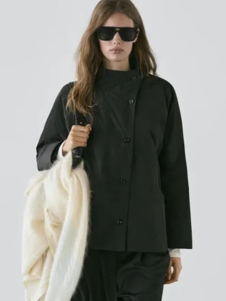 Kort, vattert parkas med kragedetaljer