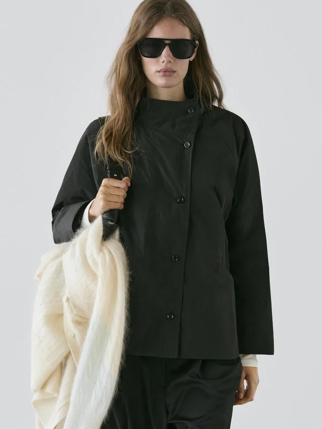 Kort, vattert parkas med kragedetaljer Kort, vattert parkas med kragedetaljer