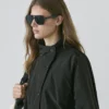 Kort, vattert parkas med kragedetaljer Kort, vattert parkas med kragedetaljer