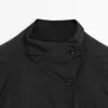 Kort, vattert parkas med kragedetaljer Kort, vattert parkas med kragedetaljer