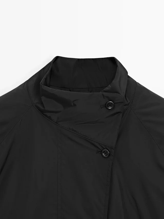 Kort, vattert parkas med kragedetaljer Kort, vattert parkas med kragedetaljer