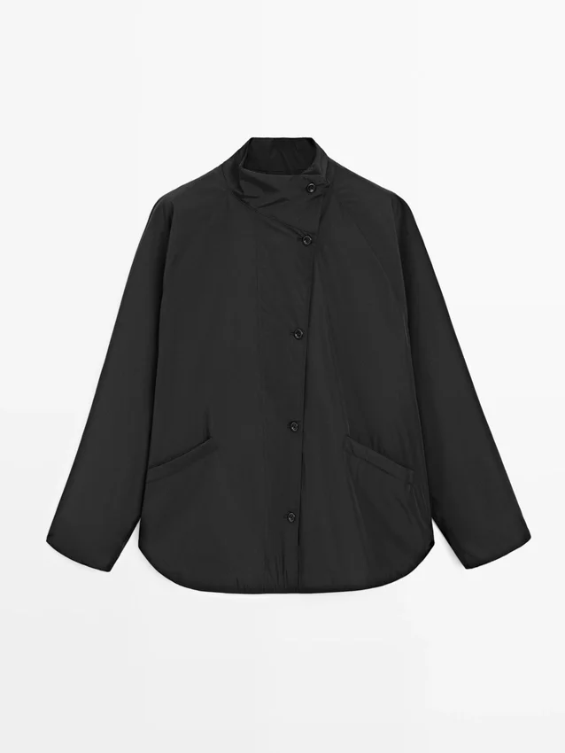 Kort, vattert parkas med kragedetaljer Kort, vattert parkas med kragedetaljer