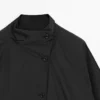 Kort, vattert parkas med kragedetaljer Kort, vattert parkas med kragedetaljer