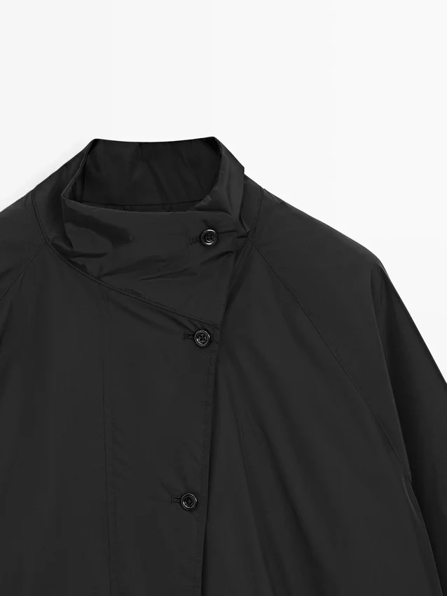 Kort, vattert parkas med kragedetaljer Kort, vattert parkas med kragedetaljer